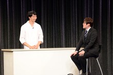 2本目のネタを披露するラバーガール。