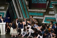 ジャンプしたTEAM BANANA藤本の着地の衝撃に耐えてみせるやさしいズ・たい。