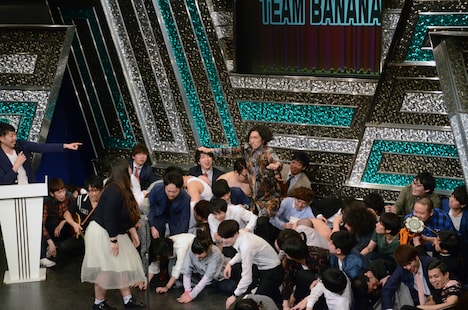 ジャンプしたTEAM BANANA藤本の着地の衝撃に耐えてみせるやさしいズ・たい。