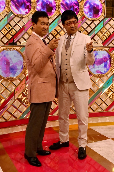 （左から）辛坊治郎、南海キャンディーズ山里。