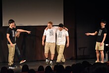 肩を組んで登場したサンドウィッチマン。