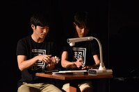 観客が書いたカードを選ぶジャルジャル。