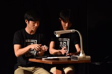 観客が書いたカードを選ぶジャルジャル。