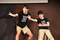 「全米が泣いた！遺言」を披露するジャルジャル。