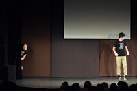 「さみしそうなハムスター30万匹」を披露するジャルジャル。