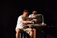 観客が書いたカードを選ぶサンドウィッチマン。