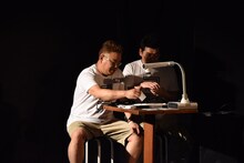 観客が書いたカードを選ぶサンドウィッチマン。