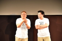 コント「炎上する合格発表」を演じるサンドウィッチマン。