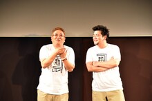 コント「炎上する合格発表」を演じるサンドウィッチマン。