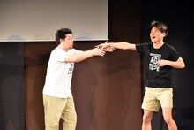 コント「脱獄者花見」を披露するサンドウィッチマン富澤とジャルジャル福徳。