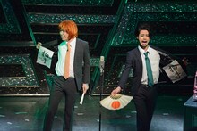 「弱虫ツッコミの王子様」の漫才シーン。左から小野竜輔、デニス松下。