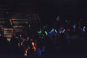 ペンライトの光に包まれる会場。