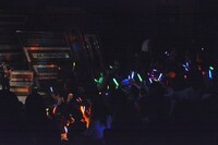 ペンライトの光に包まれる会場。