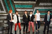 6人で漫才を行うJUNK∞TIONのメンバー。