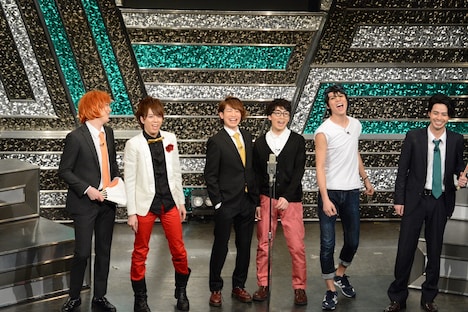 6人で漫才を行うJUNK∞TIONのメンバー。