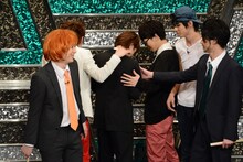 感極まるランパンプス小林に駆け寄るメンバー。