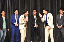 双子実話ショートコントを披露する吉田たち。