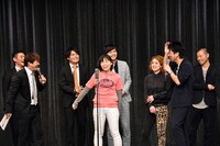 「男子って本当バカ！」とげんこつを食らわせる誠子と照れるテンダラー。