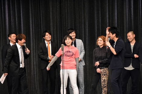 「男子って本当バカ！」とげんこつを食らわせる誠子と照れるテンダラー。