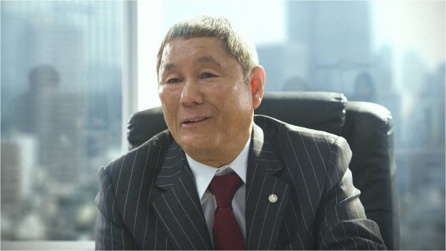 「ワンダ モーニングショット」のCM「手作りシール」編に出演するビートたけし。