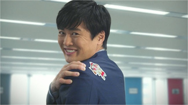 「ワンダ モーニングショット」のCM「手作りシール」編に出演する劇団ひとり。