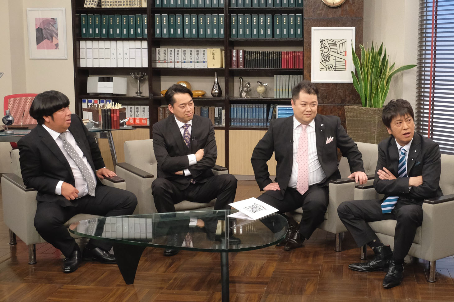 「バナナ・ブラマヨの新しい法律を作る会」収録中のワンシーン。(c)MBS