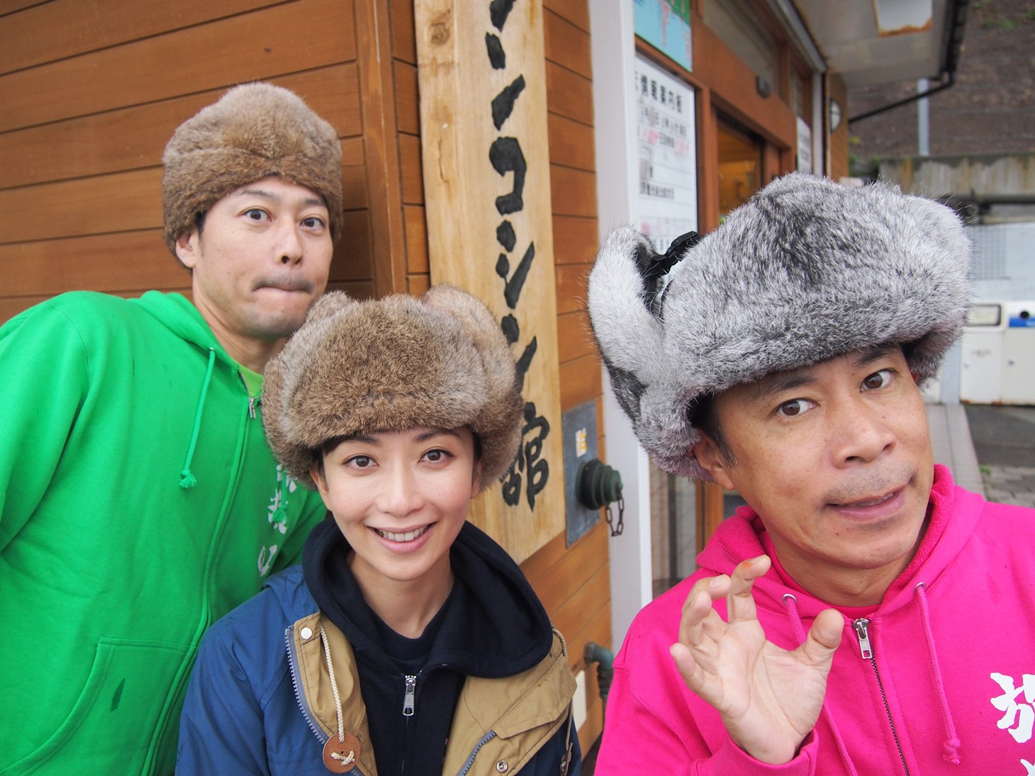 DVD「東野・岡村の旅猿8 プライベートでごめんなさい… 北海道・知床 ヒグマを観ようの旅 プレミアム完全版」に出演する（左から）東野幸治、持田香織（Every Little Thing）、ナインティナイン岡村。(c)2016 日本テレビ