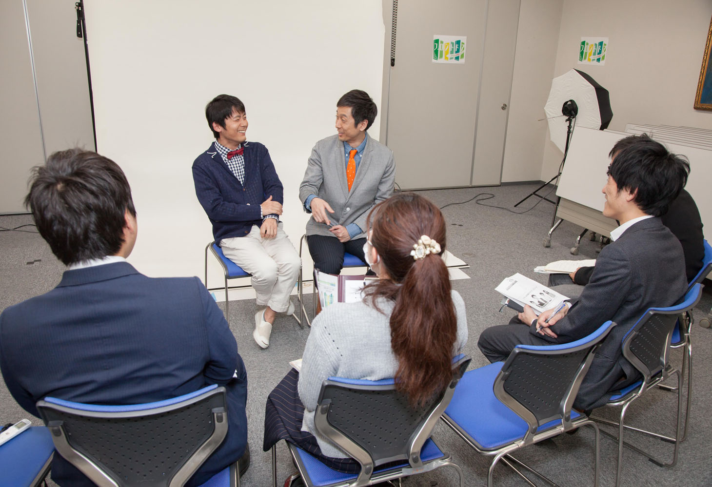 会見の様子。