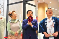 挨拶する西川きよし（中央）。