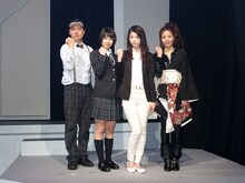 「ヨミガエラセ屋」の囲み取材に出席したななめ45°岡安（左）。