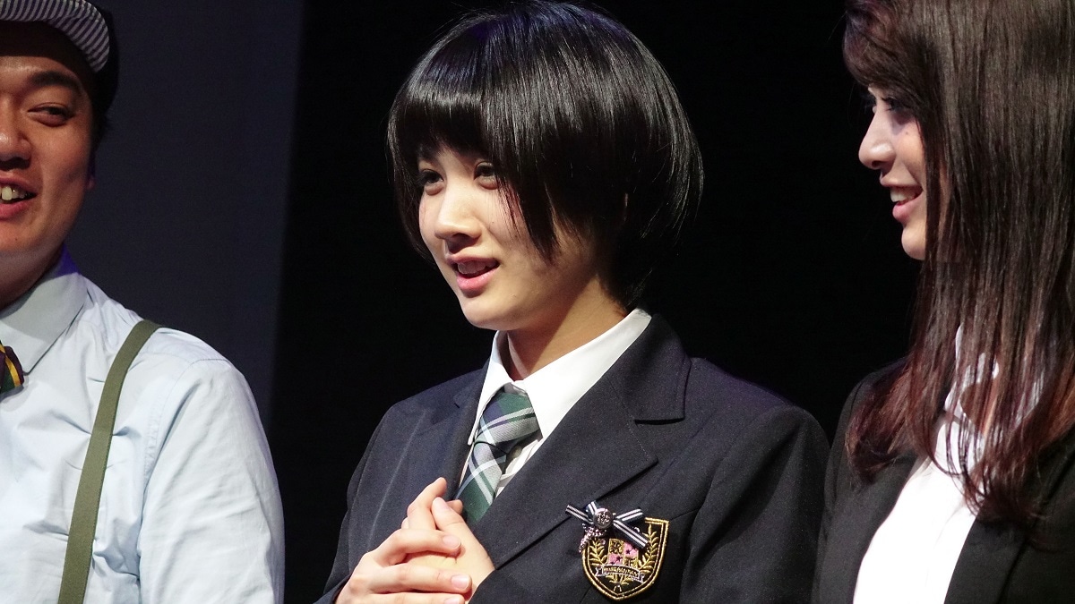 「ヨミガエラセ屋」の囲み取材に出席した松本穂香（中央）。