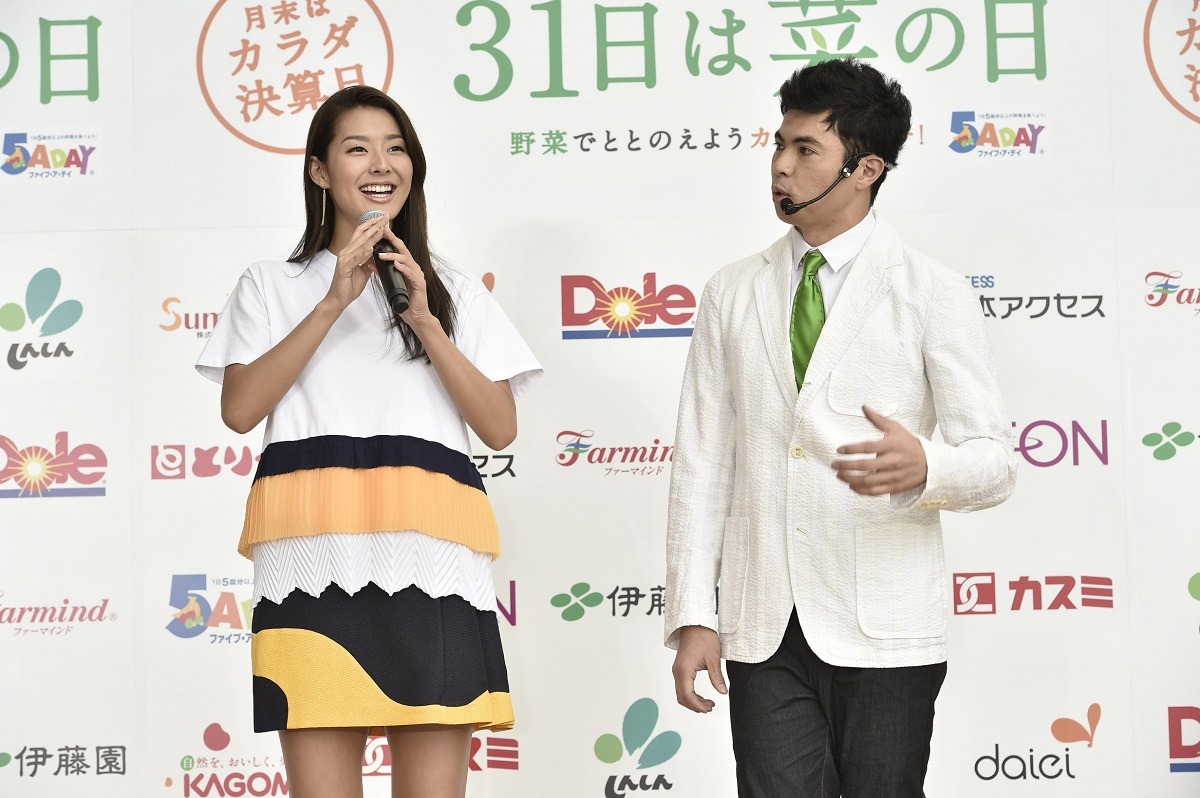 左からすみれ、小島よしお。