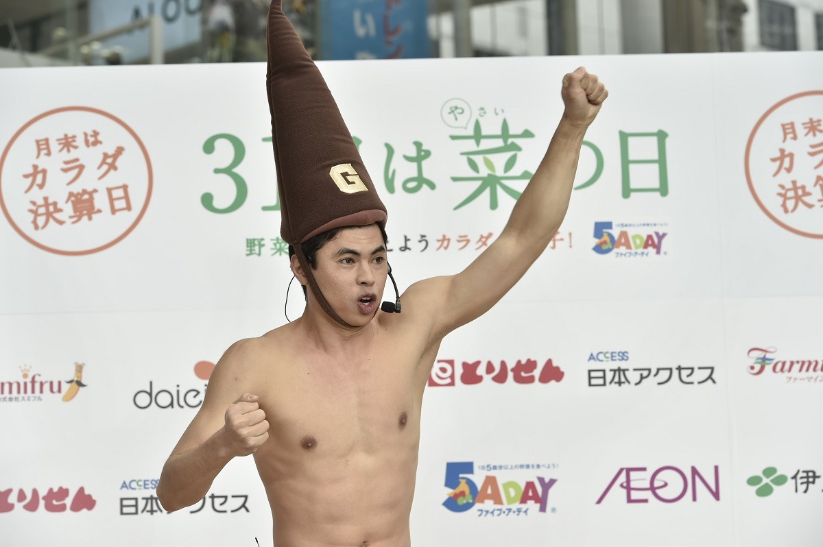 「ごぼうの歌」を披露する小島よしお。