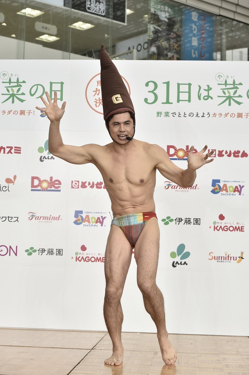 「ごぼうの歌」を披露する小島よしお。