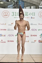 「ごぼうの歌」を披露する小島よしお。