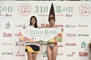 左からすみれ、小島よしお。