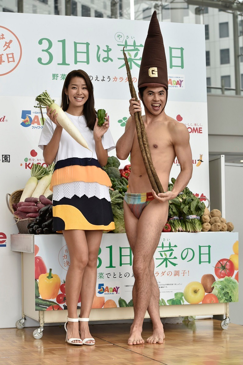 左からすみれ、小島よしお。