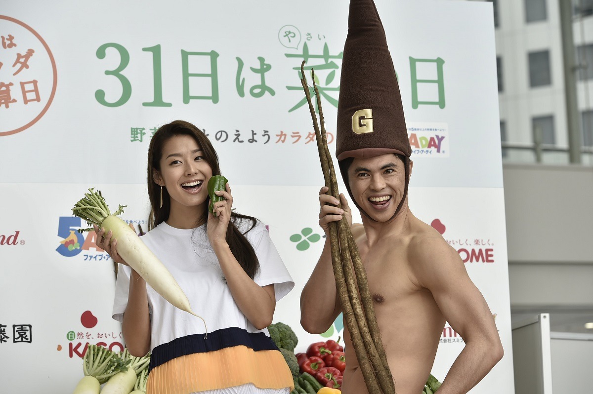 左からすみれ、小島よしお。