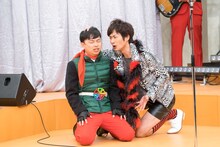 左からゲストの浜野謙太と戸次重幸。(c)「ウレロ☆無限大少女」製作委員会