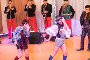 ゲスト出演者の戸次重幸（左）と東京03飯塚。(c)「ウレロ☆無限大少女」製作委
