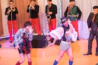 ゲスト出演者の戸次重幸（左）と東京03飯塚。(c)「ウレロ☆無限大少女」製作委