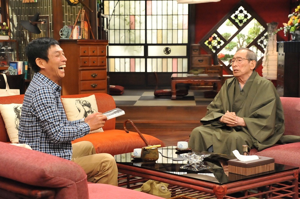 「さんまのまんま」に出演する、（左から）明石家さんま、笑福亭松之助。(c)関西テレビ