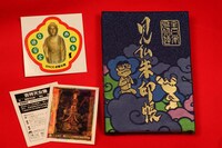 特典の「交通安全ステッカー」（左上）、「きらカード」（左下）、「見仏朱印帳」（右）。