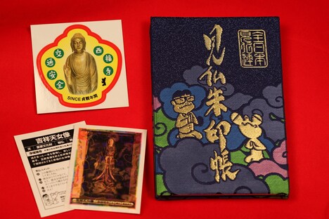 特典の「交通安全ステッカー」(左上)、「きらカード」(左下)、「見仏朱印帳」(右)。