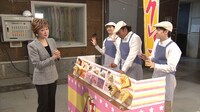 コント「歌うクレープ屋」のワンシーン。
