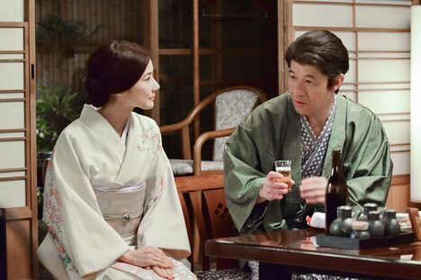 コント「自称の旅館」に出演する（左から）吉田羊、内村光良。(c)NHK