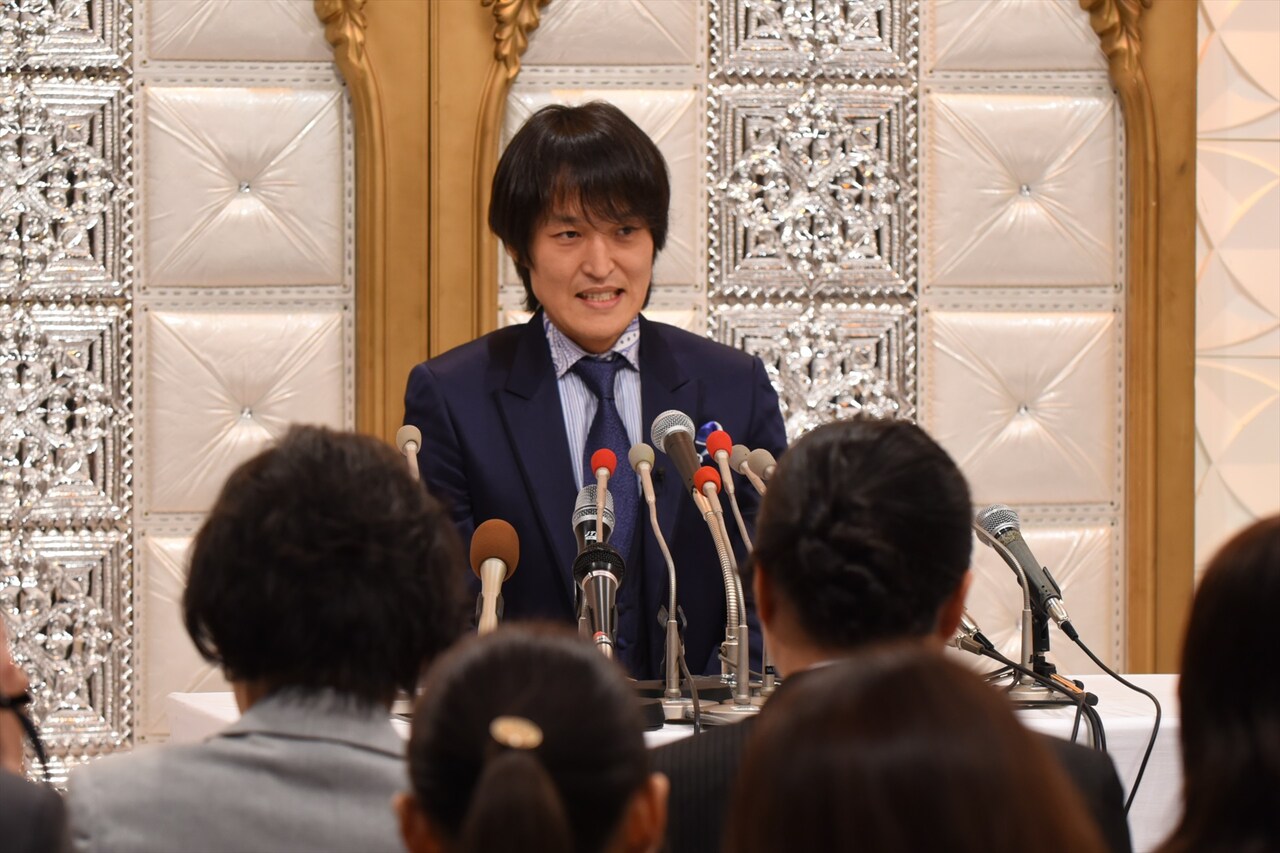 「芸能人格付けチェック～一流芸能人に常識はあるのか!? 前代未聞の4時間スペシャル～」で、擬似会見に臨む千原ジュニア。(c)ABC