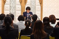 擬似会見に臨む千原ジュニア。(c)ABC