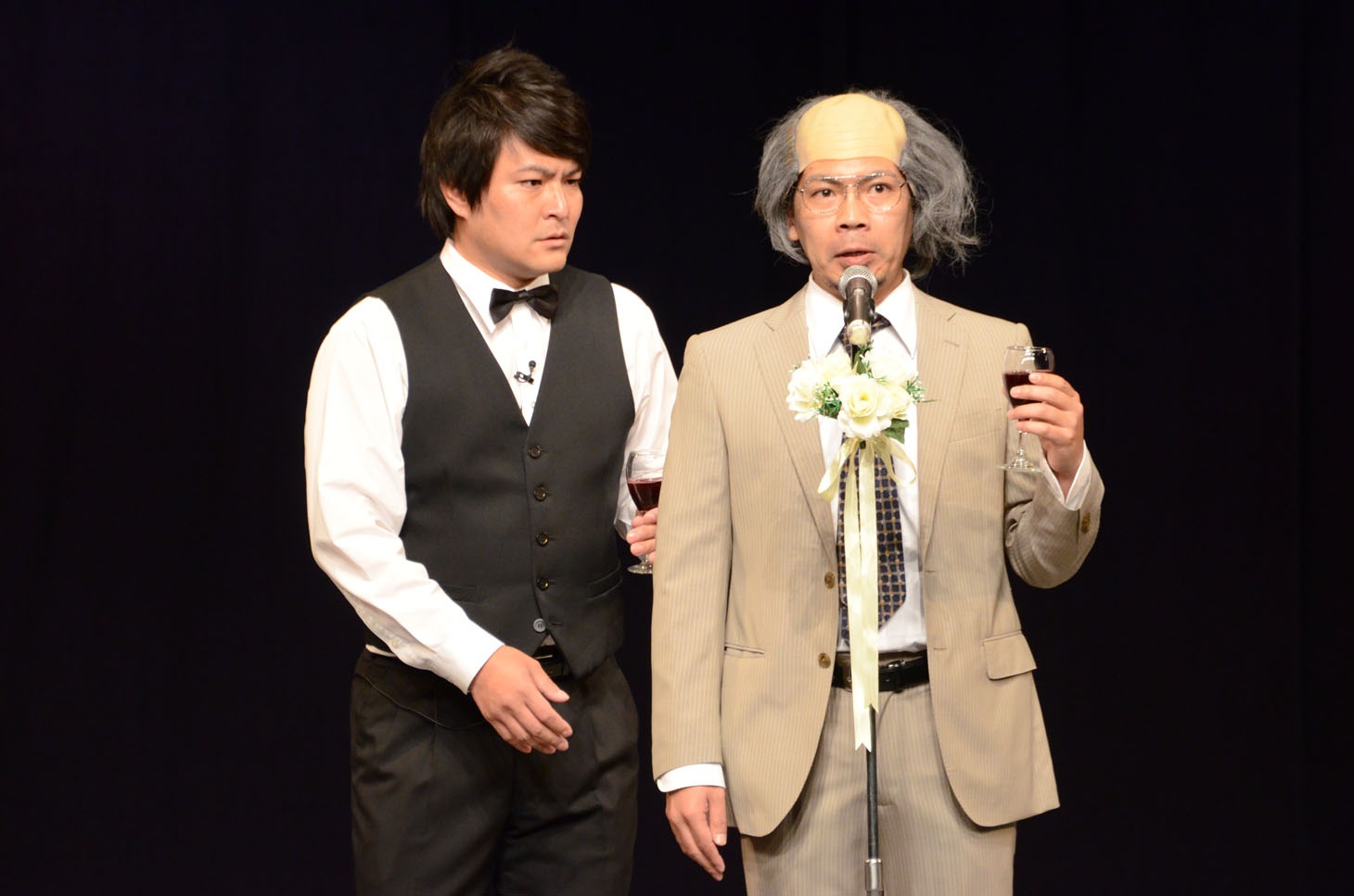 コント「結婚式」のワンシーン。