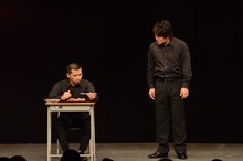 ショートコントを展開する天竺鼠。